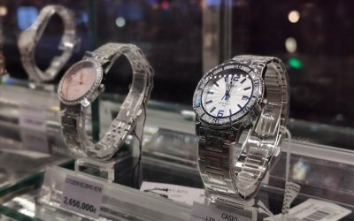 Có Nên Vệ Sinh Đồng Hồ Bằng Máy Rung?