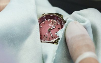 Có Thể Dùng Xà Phòng Để Vệ Sinh Đồng Hồ Không?